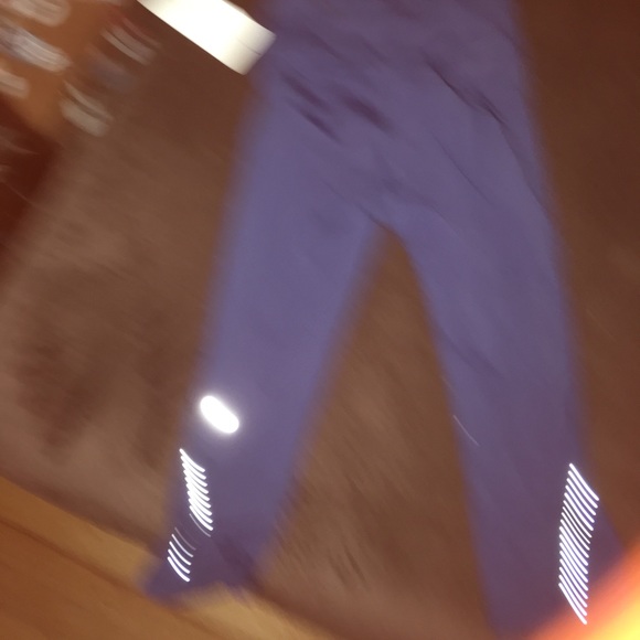 Lululemon crop size four NWT - Picture 2 of 2